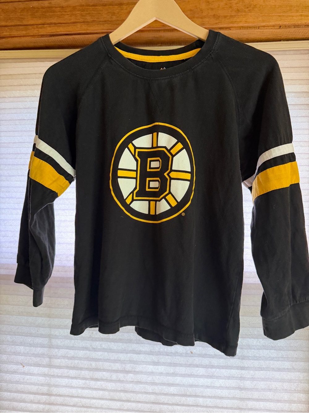 Youth Boston bruins hockey long sleeve shirt M 0127